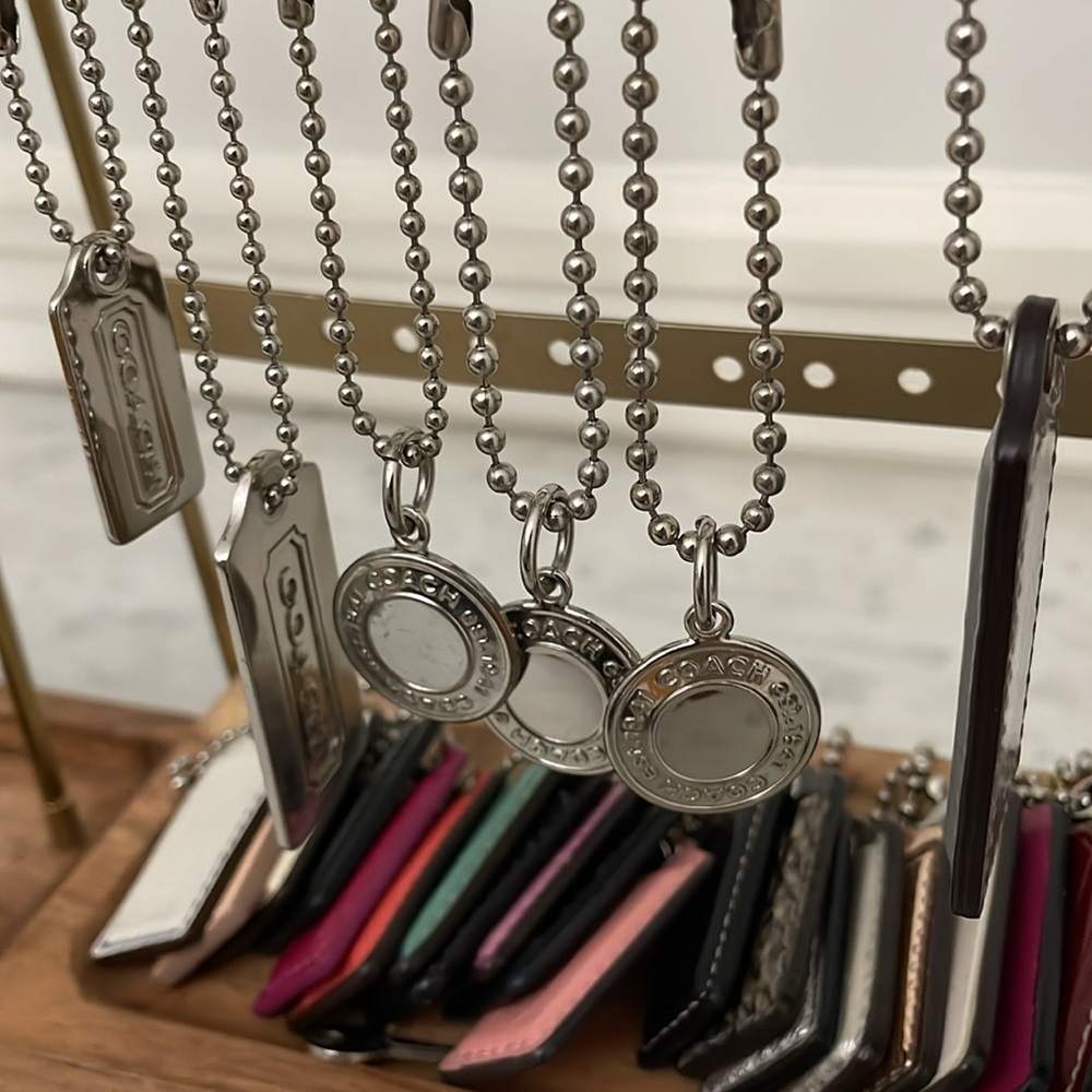 Coach Loves Poppy Medallion Disc Charm Key Fob Hang Tag Silver - Picture 7 of 10